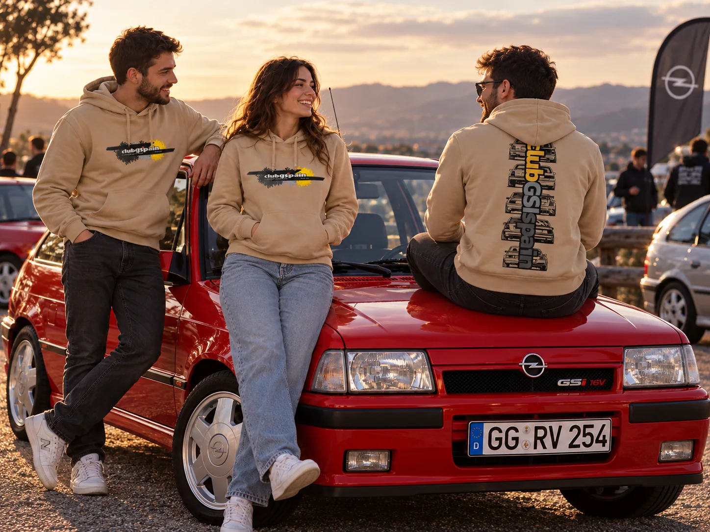 Varios aficionados a los Opel clásicos posan junto a un coche rojo