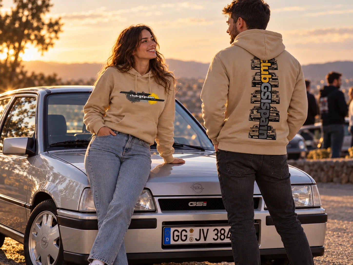 Dos miembros del club conversan junto a un Opel clásico durante la concentración