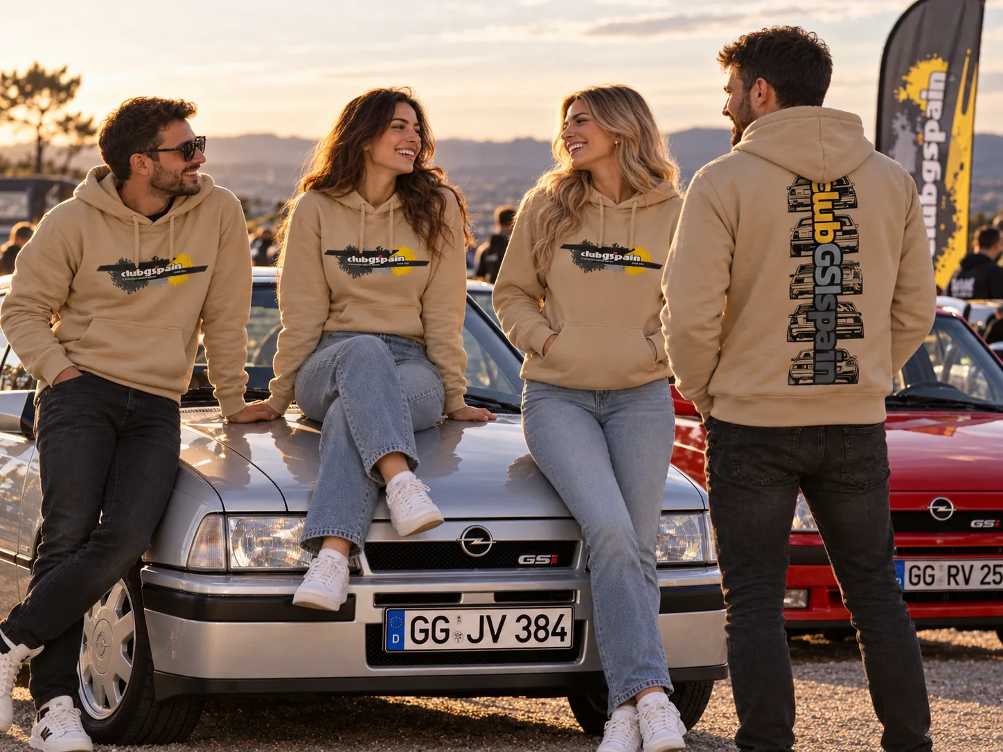 Un grupo de miembros del club junto a un Opel clásico en una concentración