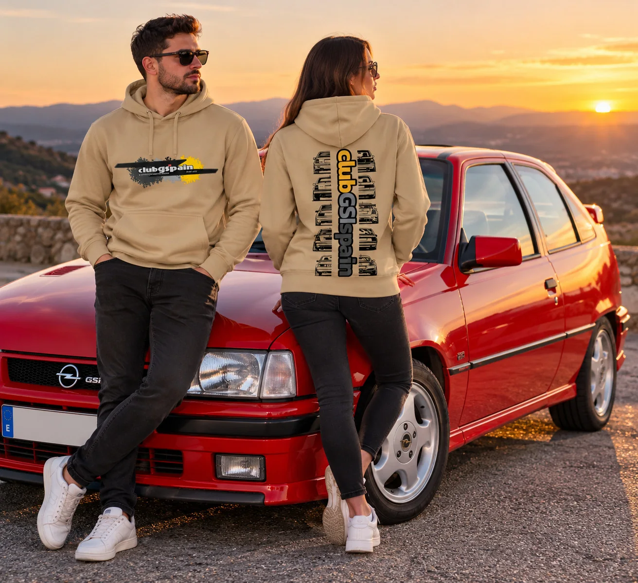Dos miembros de clubGSIspain con la sudadera temporada 26-27 junto a un Opel rojo clásico