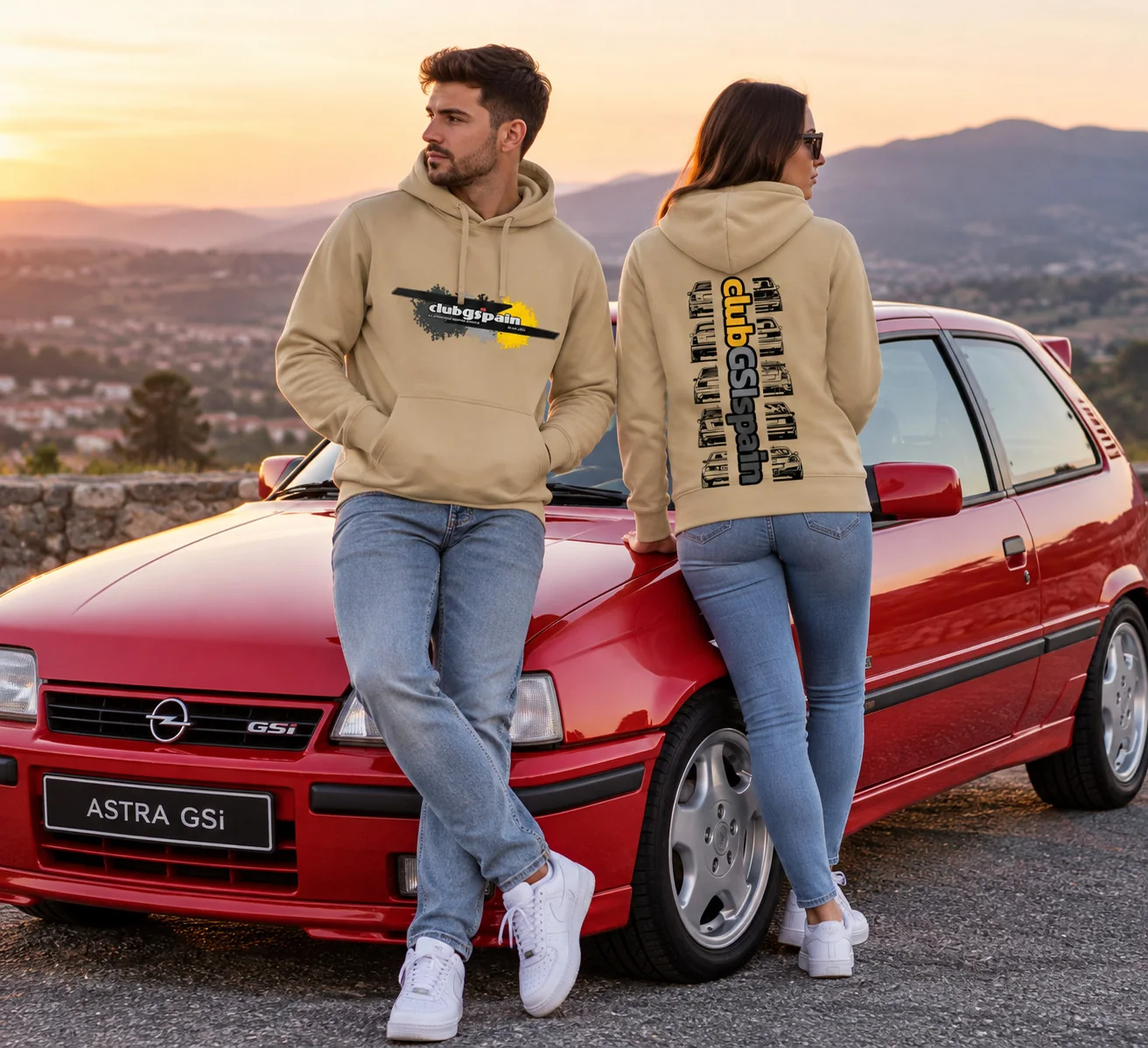 Dos aficionados muestran los estampados de la sudadera apoyados en un Opel rojo